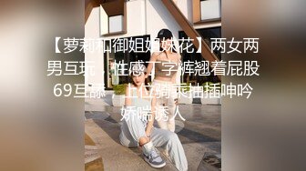 【新片速遞】碎花裙子戏精美女，大黑牛自慰露脸骚的很，在黑木耳上震动按摩，卫生间洗澡自慰