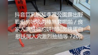 商场白色隔板全景后拍多位美女尿尿1 (4)