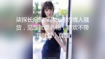 直接在厕所门口守候偷拍女同事尿尿