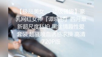 大学生酒店开房草逼，爆插女孩的嘴巴，在舔女孩的鲍鱼逼，女孩说受不了了流出来了