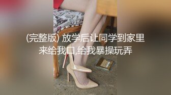 良家人妻寻找生活的刺激，在小区楼顶约会炮友，被后入顶住两片屁股狠肏，大中午阳光刺眼！