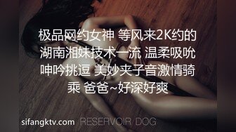 两个萌妹子玩双飞，一起舔弄上位骑乘轮流操搞完双飞留一个继续操