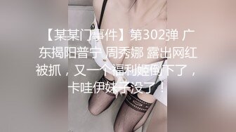 新流出大神潜入商场隔板女厕偷拍❤️美女尿尿打扮中性的短发美眉逼毛挺黑的