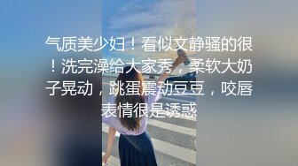  只穿着一件裹胸黑衣的性感大长腿美女 下体逼毛黑黝黝胸前鼓鼓的这风情鸡巴超级硬，扛起双腿猛力抽送操