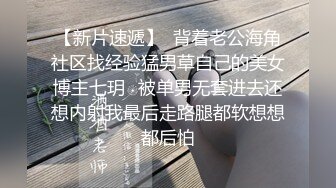   酒店大圆红床拔完火罐的小哥和漂亮女友一边看鬼片一边啪啪