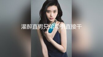 【新片速遞】  娇小可爱的女友和男友直播赚点小钱，女上位啪啪白虎揉搓阴蒂