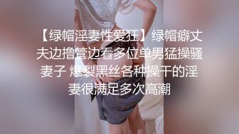 盐城公交车露出，清纯闷骚美少妇，上了车坐在最后一排，旁边还坐着一个男的，就这么明目张胆露奶！