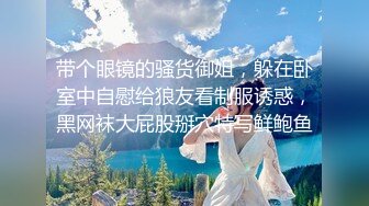 别墅沙发上玩多人运动