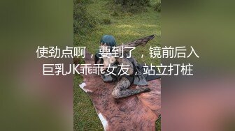  短发人妻母狗少妇，束缚着骚奶子让大哥后入草屁股，自己舔着假鸡巴呻吟诱惑狼友