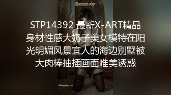  两个颜值妹子偷偷的躲在家里自慰，黑丝诱惑模特身材脚踩道具自慰掰穴