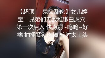 带老婆和小孩在老家田间悠逛 兴趣来潮让老婆露出一番 脱下内裤没想到湿透了 真是夫妻心有灵犀