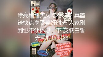 居家摄像头TP身材性感美乳漂亮妹子用振动棒自慰表情饥渴后又换一个大的变换姿势猛搞爽完又用镊子拔屄毛