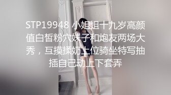 长相清纯的高中妹子与男友在酒店啪啪时被男友一直拿着手机录像无套外射浴室后入