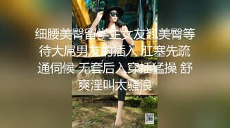  肉丝漂亮伪娘 大白天来到公园掏出鸡鸡边走边撸 附近有老人小孩吵闹