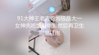  极品圆润美臀小少妇居家夫妻啪啪，跪着按头深喉插嘴，开档黑丝翘起大屁股后入