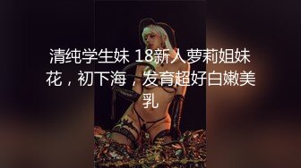 跟好姐妹一起大秀直播，性饥渴难耐抓着奶子舔弄，表情好骚一直往逼里蹭，风骚淫荡自慰骚穴水好多给狼友看