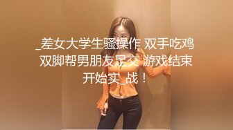 公司监控实录,上班在厕所摸鱼,微信联系同事来搞基