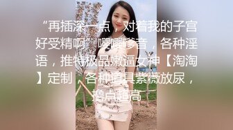 超高颜值纯欲系美女，撩起裙子搔首弄姿，里面啥也没穿，贫乳小奶子多毛骚穴