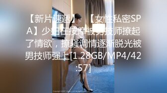 【新片速遞】  年轻00后纹身小情侣露脸直播做爱，女上位啪啪操白虎，卫生间洗澡