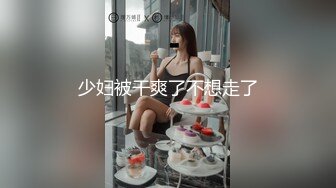 浓眉大眼无美颜的妹子，搔首弄姿道具插嘴，特写掰穴黑木耳蝴蝶逼扒开里面很粉