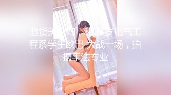 【新片速遞】 简陋的出租屋爬气窗偷窥卷发美女洗澡