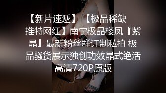   良家少妇下了班，出来幽会，衣服都没脱完就要先吃一会大鸡巴，迫不及待，太骚啦