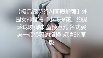 妈妈好骚勾搭骚儿子，吃奶舔逼给儿子口交大鸡巴，丝袜高跟诱惑，撅着屁股给狼友看着逼口交，让儿子射嘴里吃1