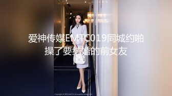 【新片速遞】 妖娆美少妇欧美风格跪着吃双屌，前后齐夹击，一顿后入猛如虎，撸射在肚子上