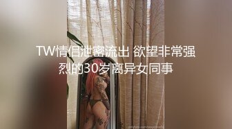  两女一男小少妇户外野战路边交后入，搞一会来人回车上，手指扣逼掰穴特写