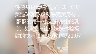 【新片速遞】 黑色包臀裙⭐⭐⭐网红脸美女没有穿安全裤直接收下她的窄内有个角度她的翘臀太丰满直接把窄内夹成丁非常诱人