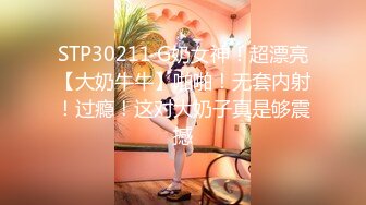 《极品CP??魔手?外购》正版4K近在咫尺商场隔板缝极限偸拍女厕各种小姐姐方便~逼脸同框~韵味少妇私处很顶