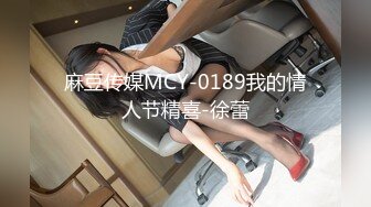   漂亮美乳美女 逼毛浓密乌黑 大白奶子 操的香汗淋漓配合这骚表情超级诱惑