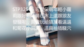 写字楼女厕白T恤黑紧身裤长发美妞 鲜肥的无毛馒头穴馋得流口水