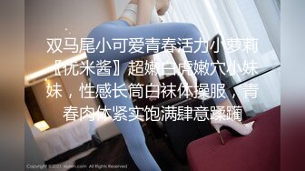 两老哥KTV点了两个妹子，一人一个揉捏奶子唱唱歌，沙发上同时开操