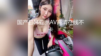 商场女厕全景偷拍牛仔短裙靓妹光顾着玩手机大黑穴随便拍一点警觉都没有