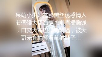 被3个男人精液灌溉的极品少妇，全程露脸让三个大鸡巴朝脸上撸，口爆吞精，淫语调教小逼逼被草着嘴里吃鸡巴