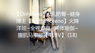 年轻小妹露脸酒店里被炸男玩弄，旁边还有个小哥玩直播，情趣装道具玩骚逼激情口交，压在身下爆草浪荡呻吟