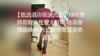  精品推荐国产TS系列大奶美妖楀乔商场娃娃机旁被小个子抓着奶子后入超刺激