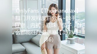   眼镜熟女妈妈 看到有年轻鸡鸡操笑的多开心 主动往稀毛逼里插 无套啪啪 射了一肚皮