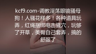 超清纯双胞胎眼镜妹子姐姐没在一人独秀，舔弄假屌揉搓肥穴，圆润美臀对着镜头骑坐，假屌深插娇喘呻吟