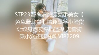 清纯的学生妹才20岁左右，没想到吃鸡如此熟练