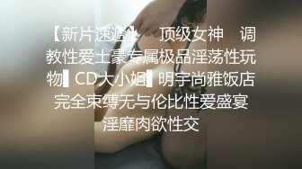 蜜桃臀小少妇露脸深喉大鸡巴不停摆弄，主动上位求插浪荡呻吟淫声荡语，让小哥直接射进逼里又拿道具抽插浪叫