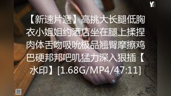 风骚的熟女大姐姐跟小哥在家激情啪啪，全程露脸让小哥按着头草嘴巴，主动上位抽插逼夹的好紧，浪叫不断好骚